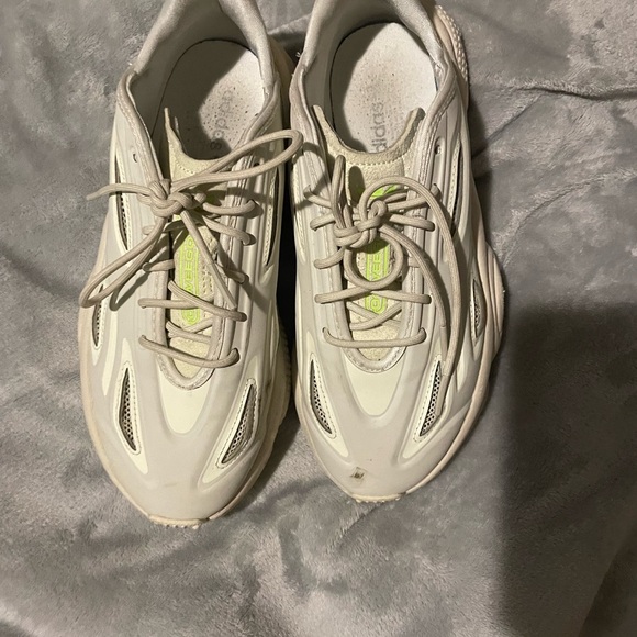 Men’s Adidas tennis shoes - Picture 3 of 3